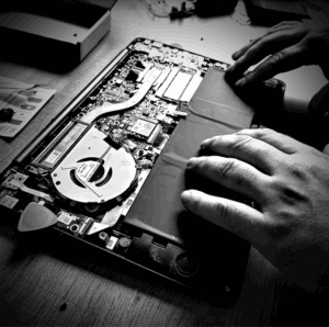 Kannettavan tietokoneen akun vaihto ammattitaidolla