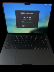 MacBookin näyttö, jossa siirretään tietoja vanhasta koneesta uuteen – Corto-Nitro tekee Mac- ja PC-datansiirrot, IT-tuen ja etähuollon.